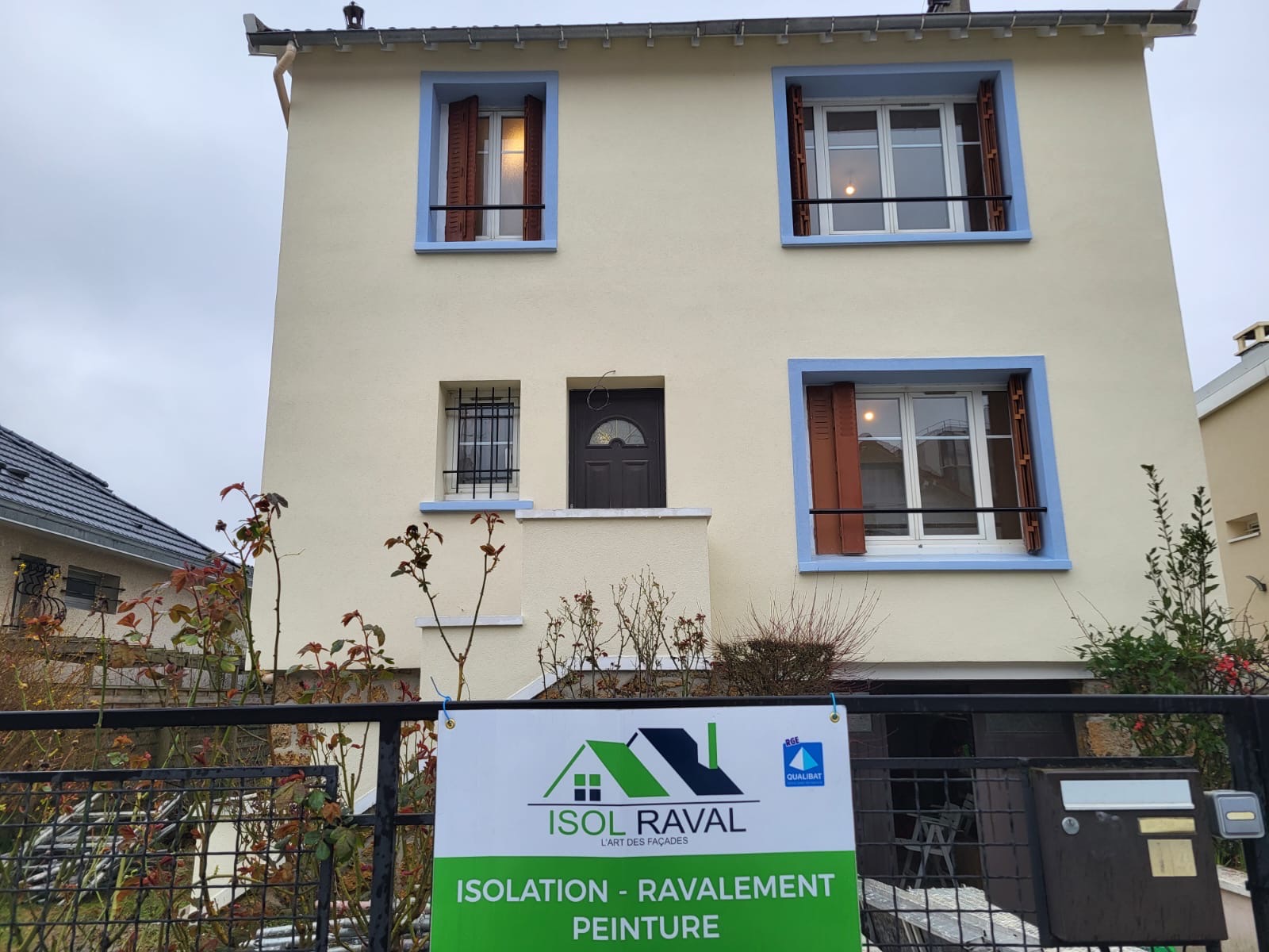 Pavillon après isolation extérieure : enduit crème neuf et entourages de fenêtres bleu-gris — chantier réel Isol Raval