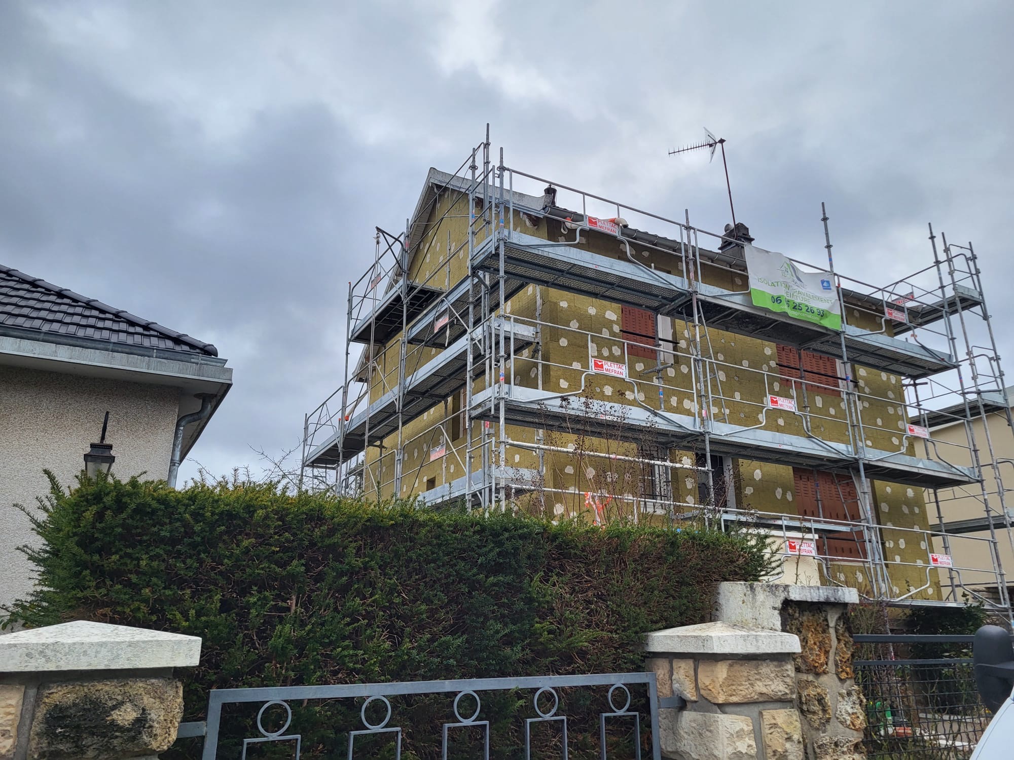 Pose de la laine de roche Rockwool en cours sur la façade — chantier réel Isol Raval
